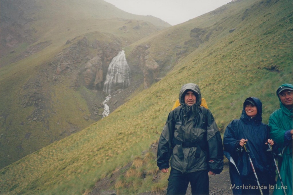 Del centro hacia la derecha: Joaquín, Ola y Oleg, bajando de Terskol Peak